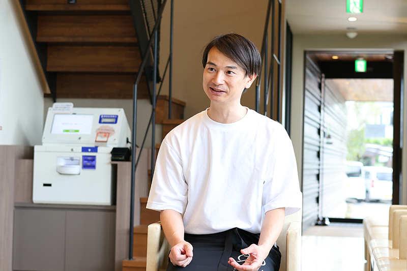天然歯と同じくらいの噛む機能を持つインプラント。義歯（入れ歯）にはないメリットはなんでしょうか。