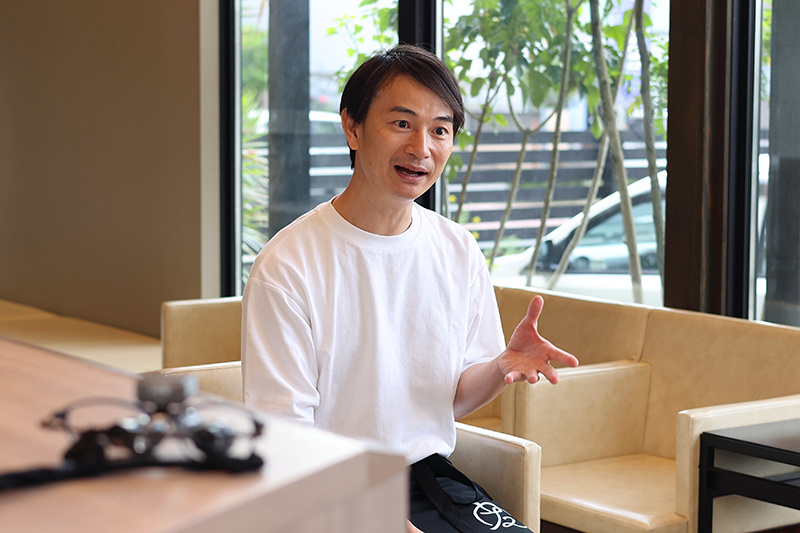 高額な治療だけに保証面も気になるところですが、10年保証を導入された背景は？